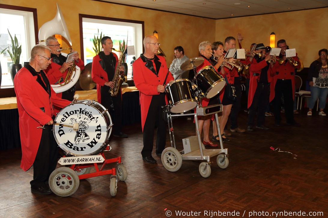 Bar Wah speelt tijdens de Rhedense Dweildag in 2016; foto Wouter Rijnbende