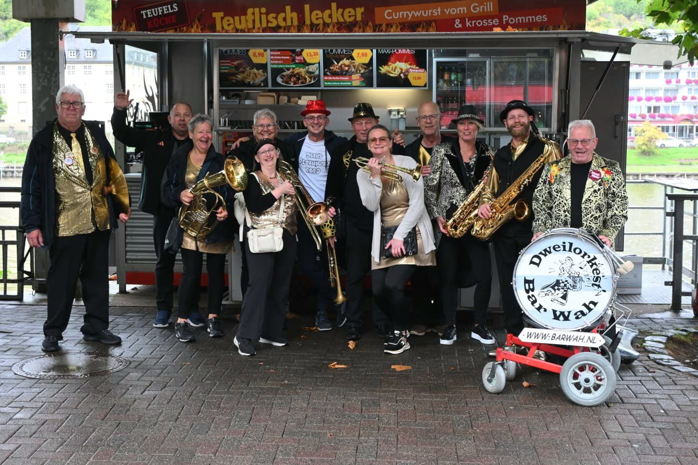 Bar Wah met instrumenten en hun grote trom voor de Imbiss van Razwy in Cochem