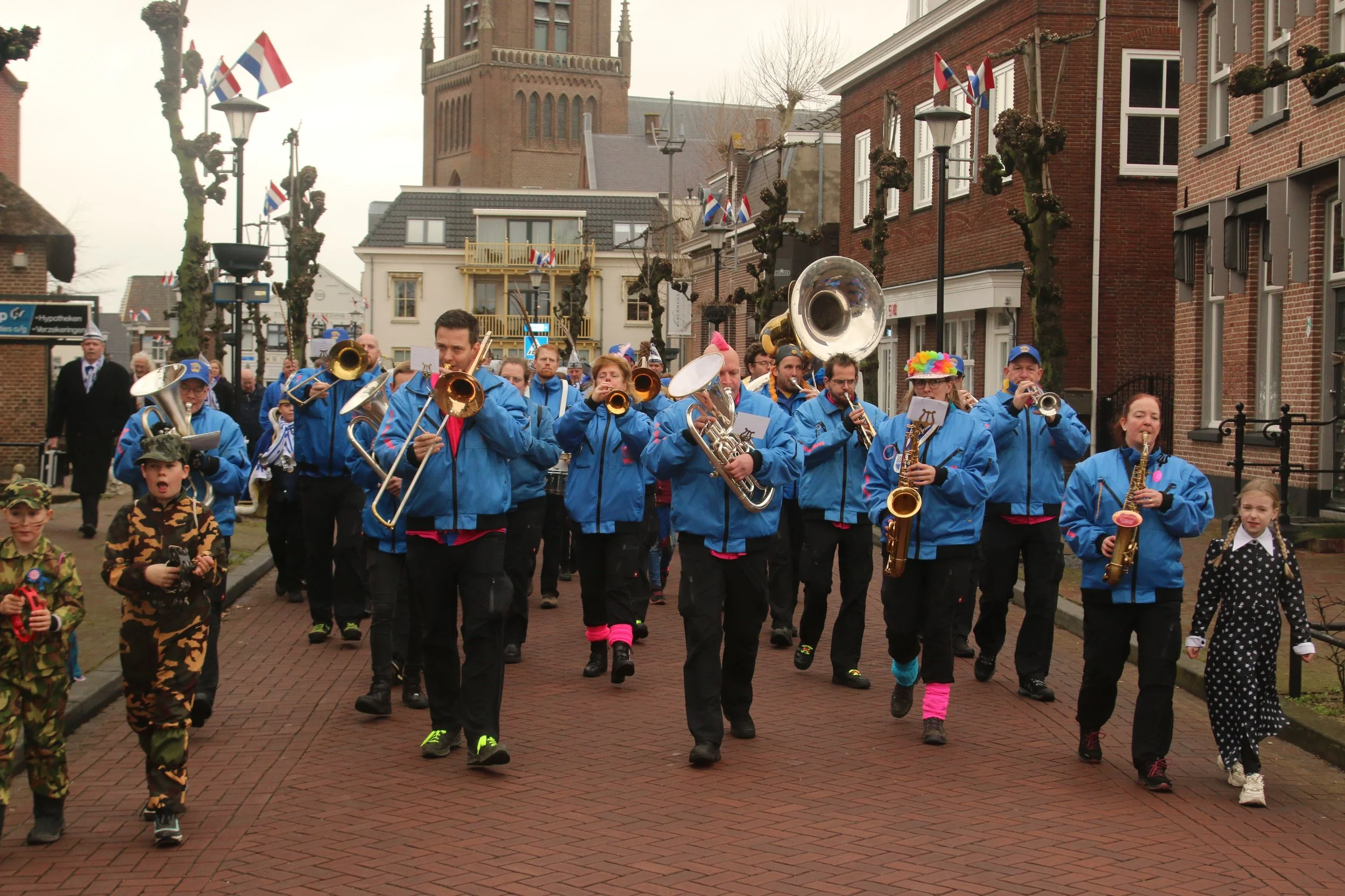 De Free Style Herrie Kapel speelt buiten tijdens carnaval