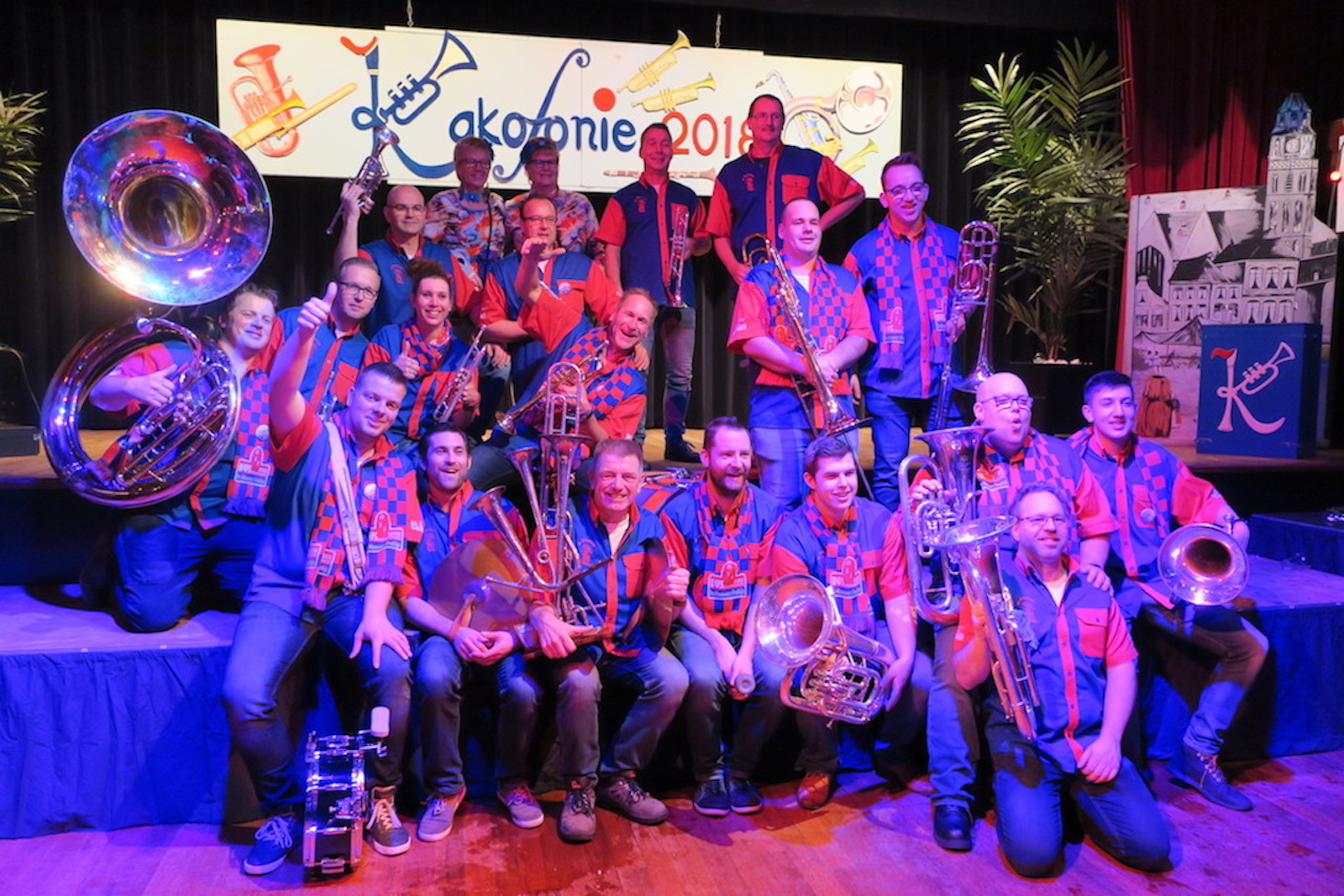 De Knaoiers uit Puiflijk op het podium van Kakofonie in 2018