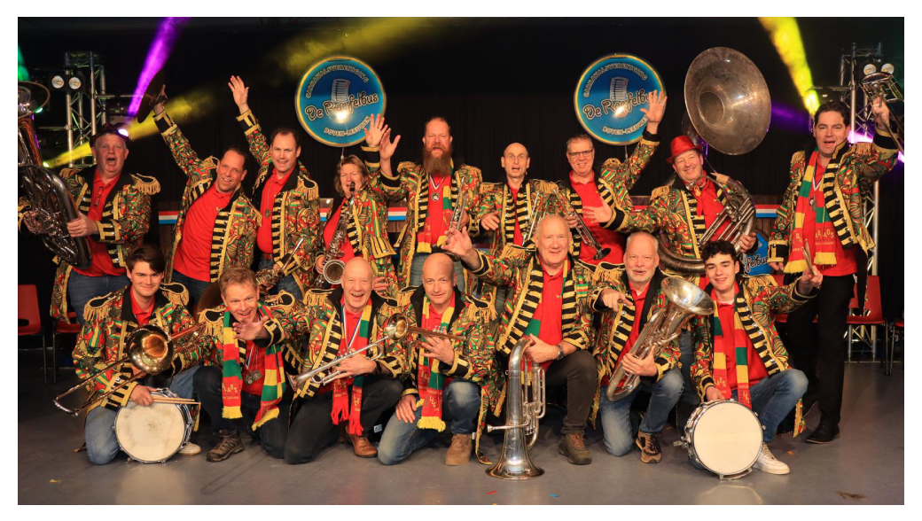 De Lège Bloas met instrumenten op de groepsfoto op hun eigen website