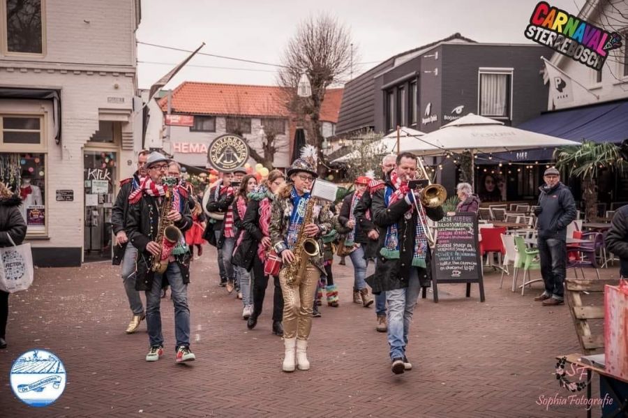De Neutekrakers met hun instrumenten bij Sterrebosch in Wijchen