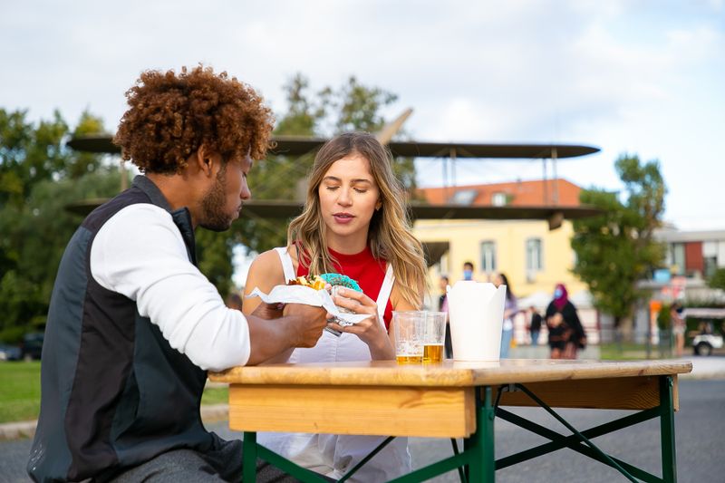 Gezellig eten op een terras, gebruikt op de homepage van Hap & Struin