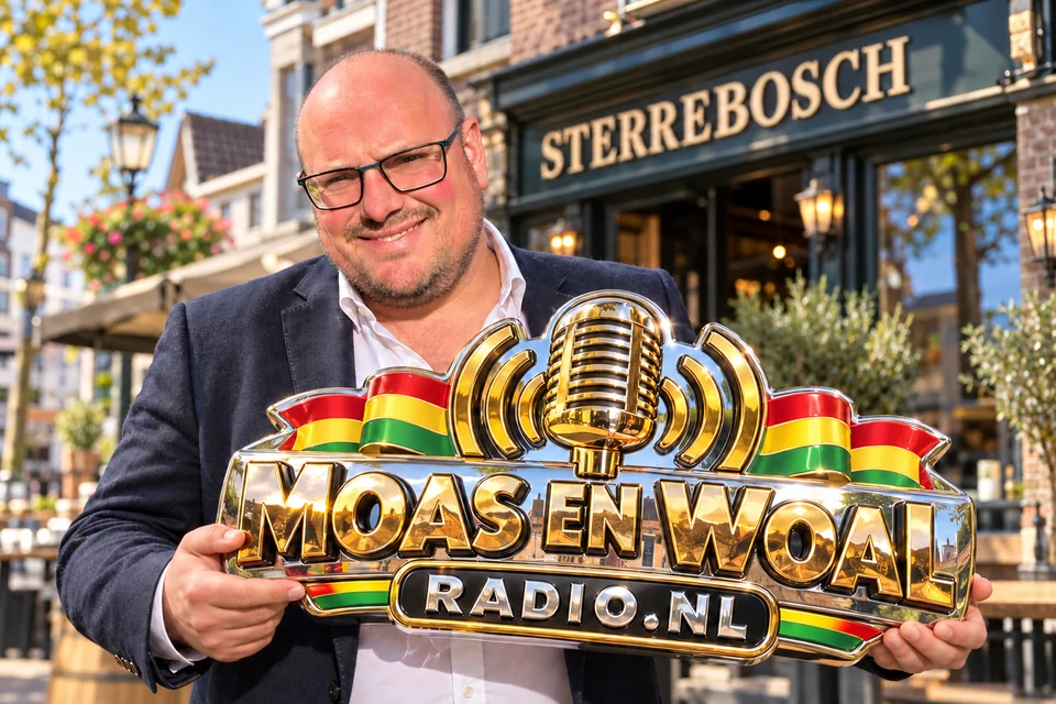 Geert met het gouden Moas en Woal Radio-bord voor Sterrebosch